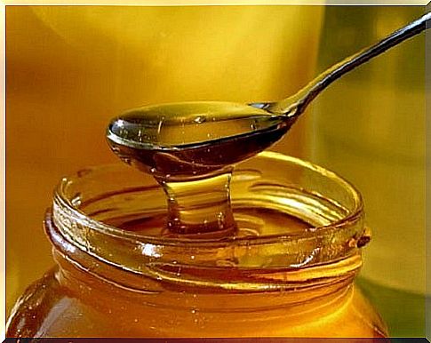 honey should not be stored in the refrigerator