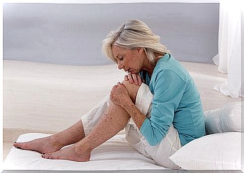 elderly woman with knee pain