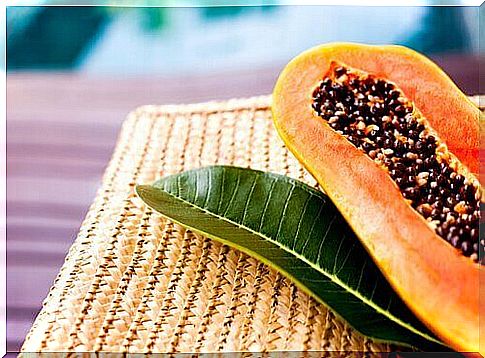 papaya seeds and leaf