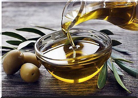 to Care for Nails with Olive Oil |