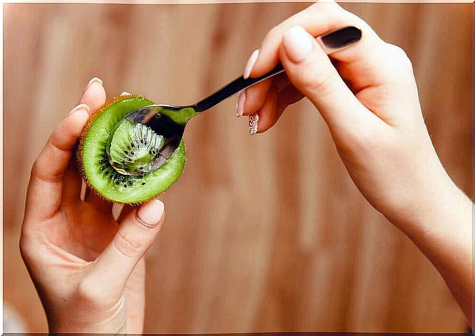 spoon the kiwi