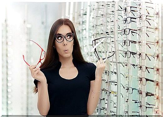 a woman wants the opinions of others in the choice of glasses