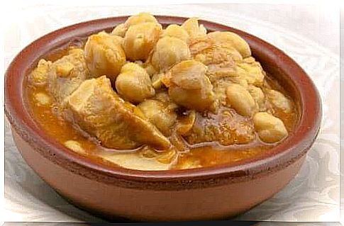 Beef stomach and chickpeas in broth