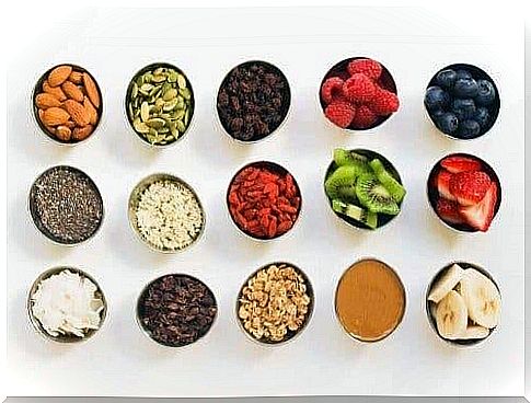 A smoothie bowl should be seasoned with fruits, berries, grains and seeds