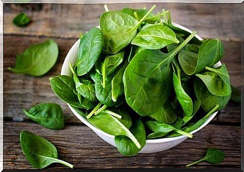 Green leafy vegetables are good for eye health