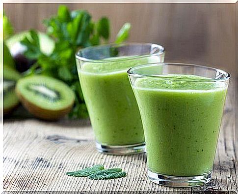 smoothie with spinach and kiwi