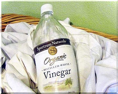 White wine vinegar effectively eliminates bad odors