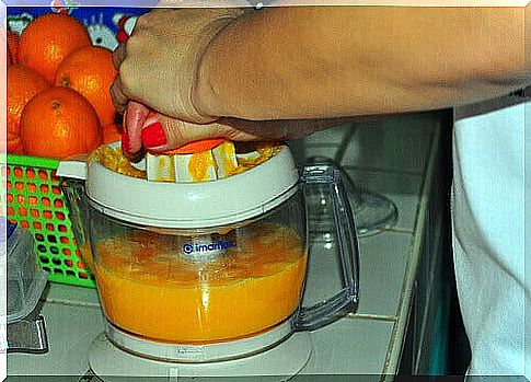 Cleanse the intestines with homemade juice.