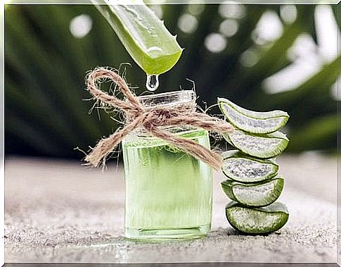 Treatment of itchy throat with aloe vera juice.