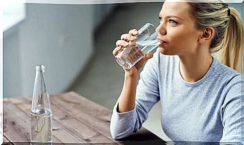 A itchy throat helps when you drink more water.