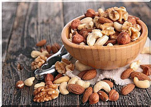 lower your blood sugar by eating nuts