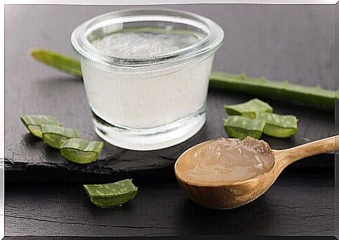 A natural cream for skin problems contains aloe vera, which has skin moisturizing properties.