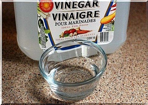 remove bad smells from the mattress with vinegar