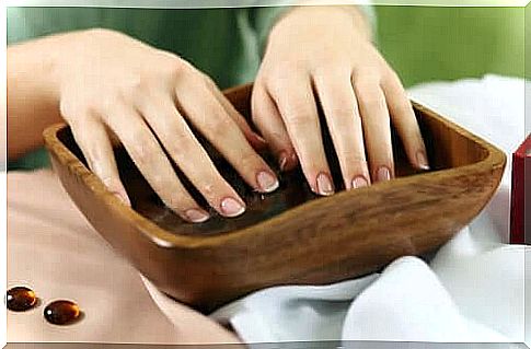 Strengthening brittle nails is achieved by swimming the nails in garlic water