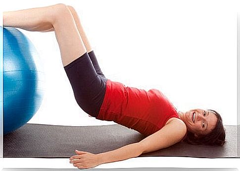 Lifting the legs with an exercise ball is an effective movement.