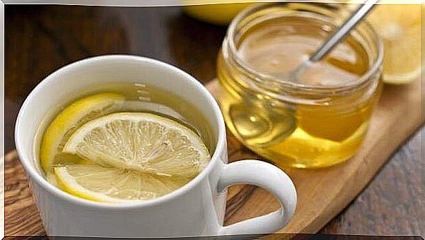 treatment of sore throat with lemon and honey