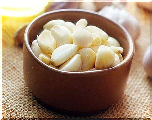 Treatment of sore throat with garlic.