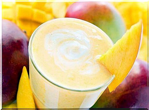 A delicious smoothie from mango and coconut takes your tongue away and is full of nutrients and vitamins after all.